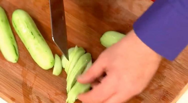 Salaatin valmistamiseksi leikkaa kurkku