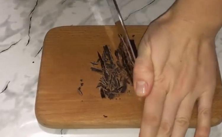 Per fare una torta, tagliare la cioccolata