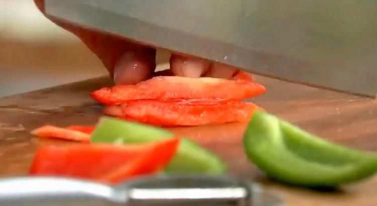 Για να κάνετε τη σαλάτα, κόψτε το πιπέρι