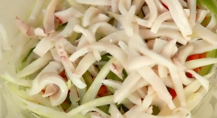 Saláta készítéséhez aprítsa össze az összetevőket