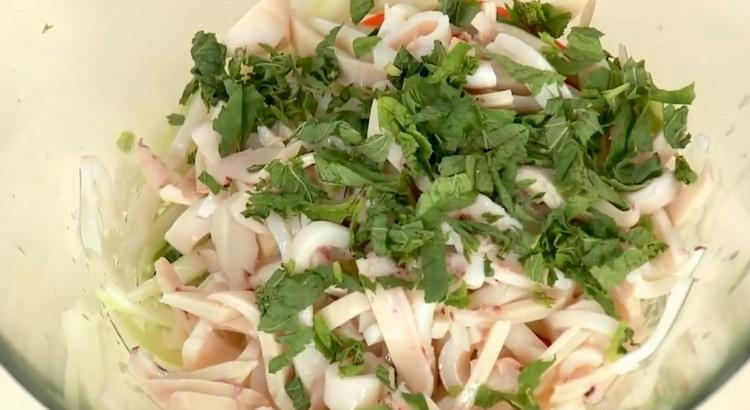 Per preparare l'insalata, tritare le verdure