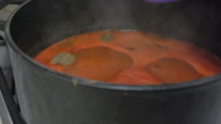Για να προετοιμάσετε το lecho, ανακατέψτε τα υλικά μαρινάδας