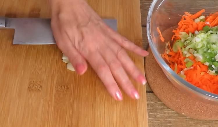 Pro vaření masových kuliček nasekejte česnek