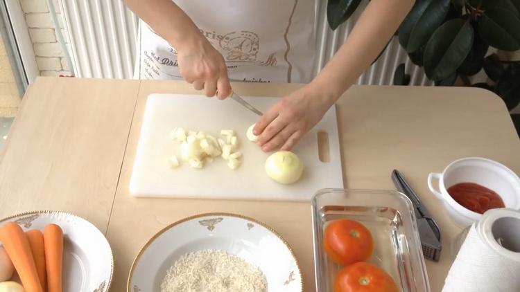 Για να μαγειρέψετε το πιπέρι, ψιλοκόψτε το κρεμμύδι