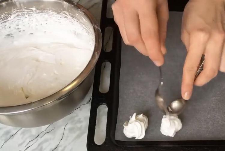 Για να προετοιμάσετε ένα κέικ, ετοιμάστε ένα φύλλο ψησίματος