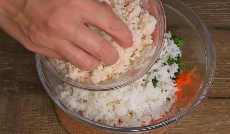 За да готвите кюфтета, сварете ориз