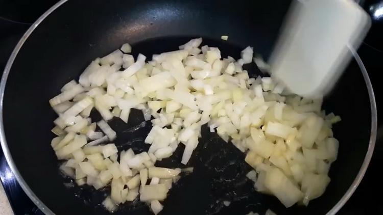 للطهي ، يقطع البصل