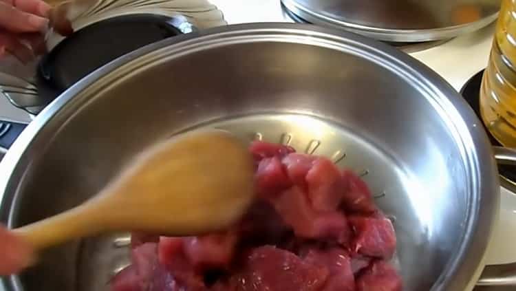 За да готвите перлен ечемик с месо, запържете месото