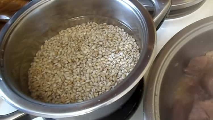За да приготвите ечемик с месо, подгответе зърнени храни