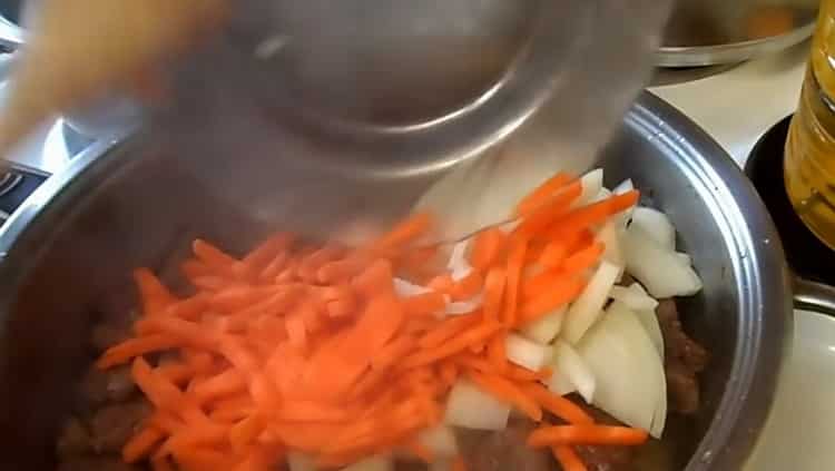 Vařit perličkový ječmen s masem, smažit zeleninu