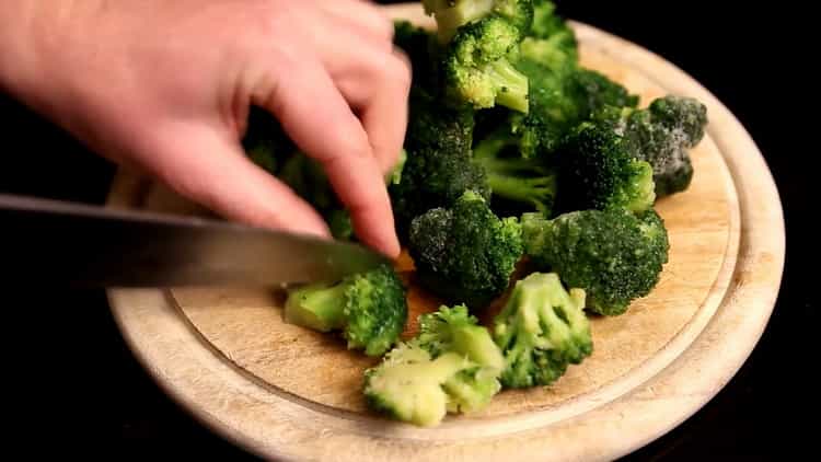 vaření brokolice a kuřecí polévka