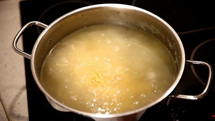 Käse reiben, um Suppe zu machen