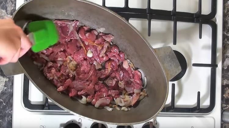 Přidejte nakrájené hovězí maso na cibuli.