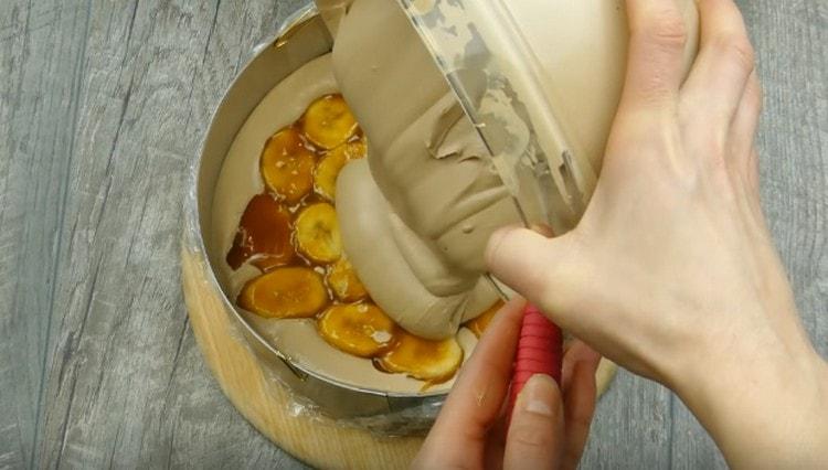 Copri la torta di banane con la mousse rimanente.