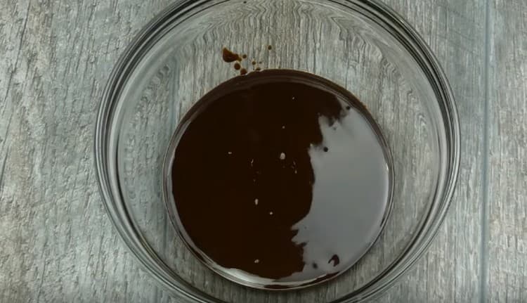 Разтопете шоколада с масло.