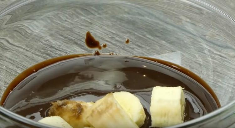 Přidejte banány k čokoládové máslové hmotě.