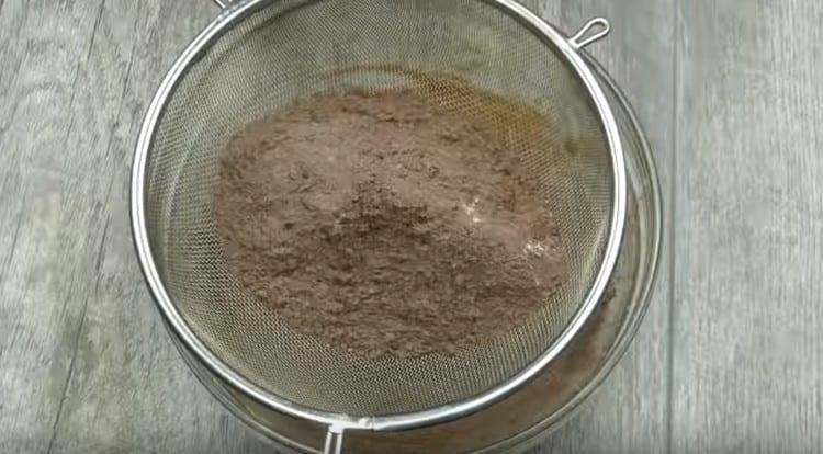 mag-ayos ng harina na may kakaw at baking powder sa pamamagitan ng isang salaan.