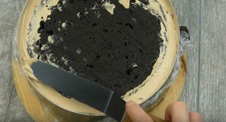 Leikkaa kakusta ympyrä ja laita se vaahtokakun päälle.