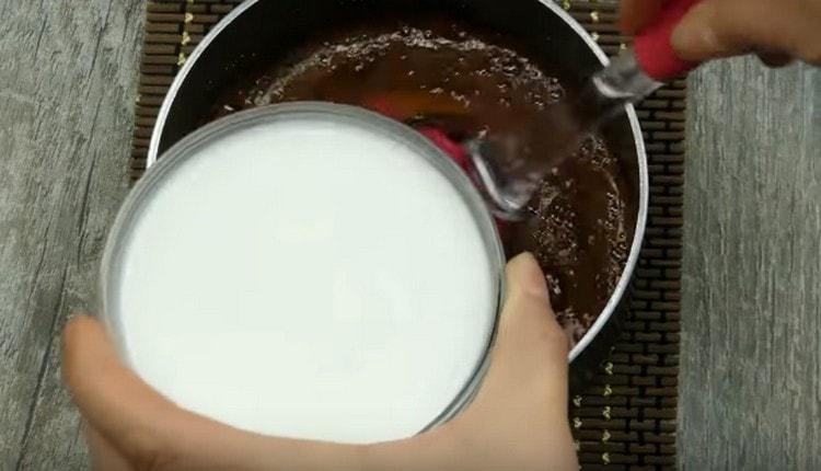 Aggiungi la crema calda allo sciroppo color caramello.