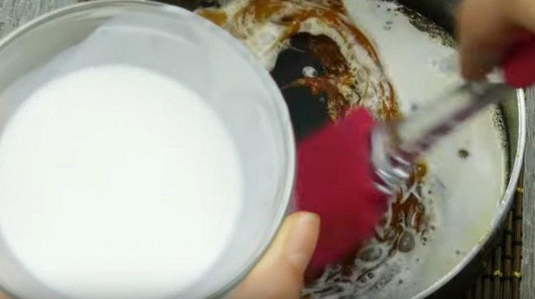 Helyezze be a forró tejszínt a karamellbe.
