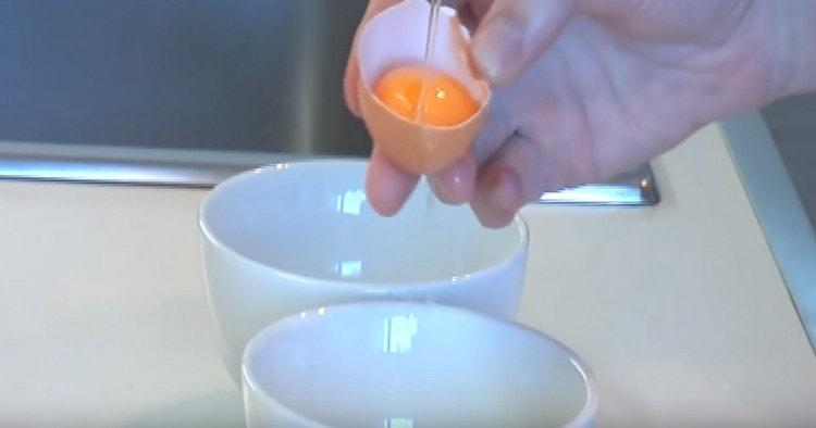 Mes padalijame kiaušinius į baltymus ir trynius.
