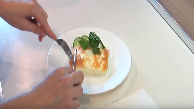 Patiekite baltyminį omletą su žalumynais ir daržovėmis.