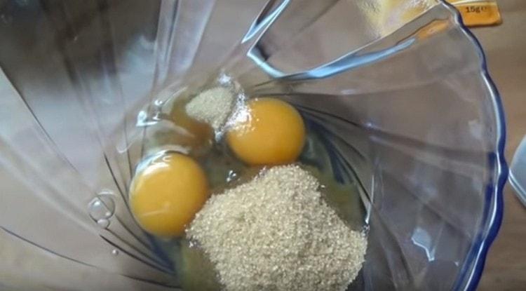 في وعاء ، تغلب على البيض ، أضف السكر إليهم.