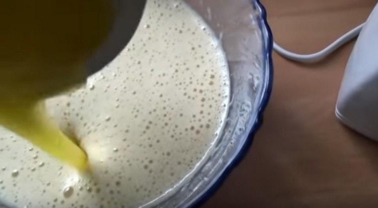 Přidejte do vaječné hmoty roztavené máslo.