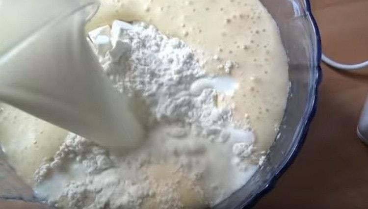 Setaccia la farina nella massa e aggiungi il latte.