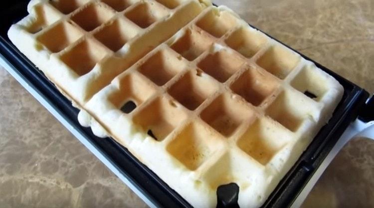 Come puoi vedere, i waffle belgi secondo questa ricetta per un waffle elettrico sono facili da preparare.