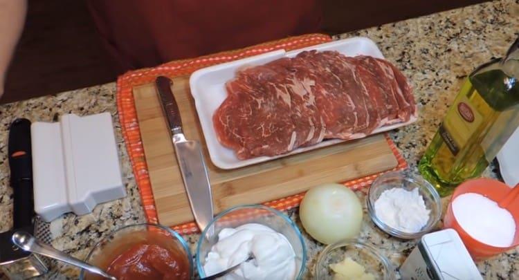 nakrájejte hovězí maso na plátky.