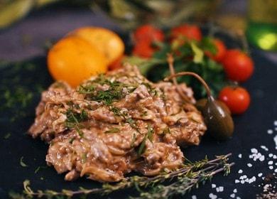 Vaření hovězího stroganoff: klasický recept se smetanou.