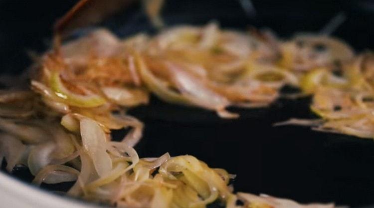 Separatamente, friggi la cipolla tagliata a metà in una padella fino a quando non diventa dorata.