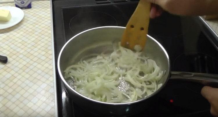βάλτε το κρεμμύδι και το τηγανίζετε μέχρι να μαλακώσετε.