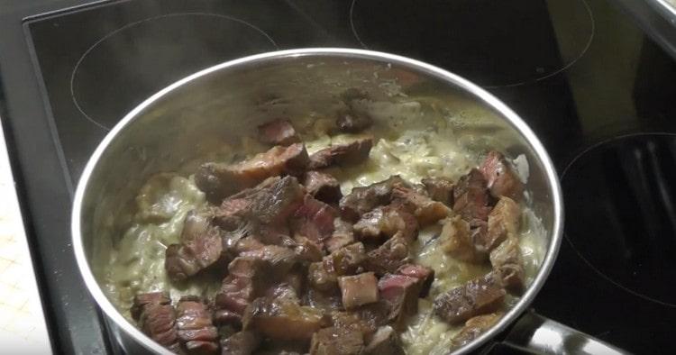 Κόβουμε το κρέας σε κομμάτια και το στέλνουμε στο τηγάνι στα μανιτάρια της σάλτσας.
