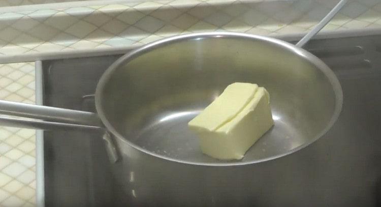 Getrennt ertrinken Butter in einem Topf.