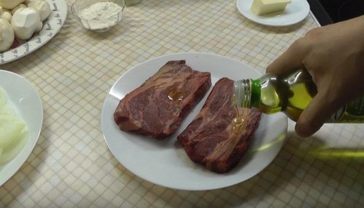 Rindfleisch mit Olivenöl einfetten.
