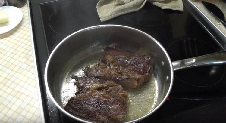 Paista liha molemmin puolin kuivalla pannulla.