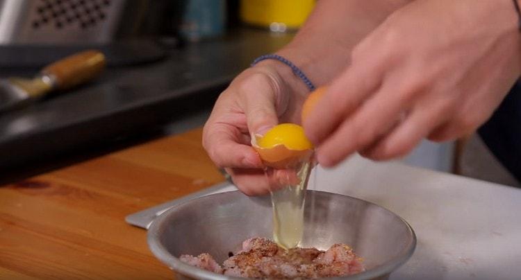 Προσθέστε ένα ασπράδι αυγού στο κρέας.