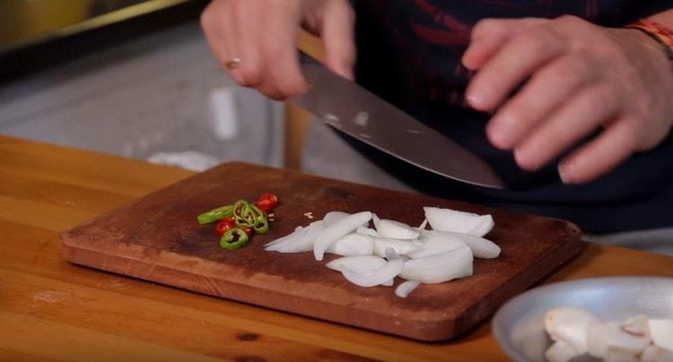 Κόψτε τους μπιφτέκια και τα κρεμμύδια σε τεταρτημόρια, κόψτε τις πιπεριές σε λεπτούς δακτυλίους.