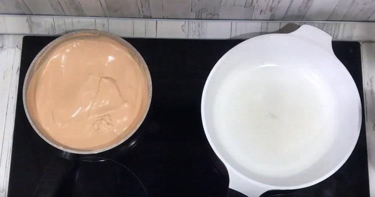 Ρίχνουμε ένα μείγμα ξινή κρέμα και τοματοπολτός σε ένα τηγάνι, προσθέτουμε γάλα, βράζουμε.