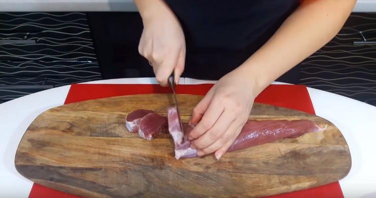 Tagliare il filetto di maiale a pezzi.