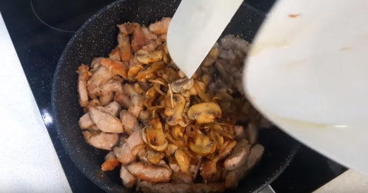 Lisää sipuli ja sieniä sianlihaan.