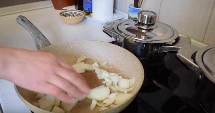 Βάλτε το κρεμμύδι στο τηγάνι.