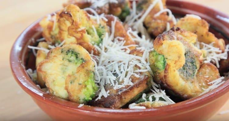 Brokkoli im Teig schmeckt noch besser, wenn er mit Parmesan bestreut wird.