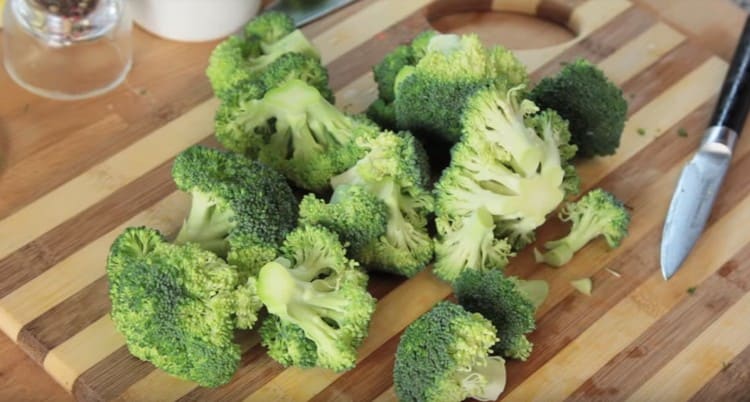 Taglia i broccoli in infiorescenze.