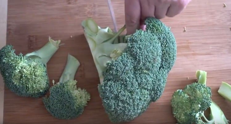Hugasan namin ang broccoli at nahahati sa mga inflorescences.