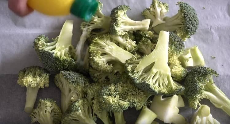 Cospargi i broccoli con olio vegetale e succo di limone.