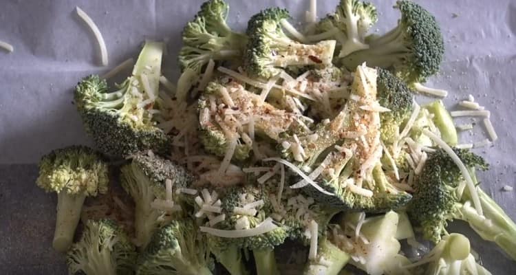 Condisci i broccoli con le spezie e cospargi di formaggio.