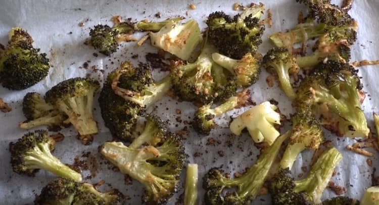 Wie Sie sehen können, ist Brokkoli im Ofen sehr einfach zu kochen.